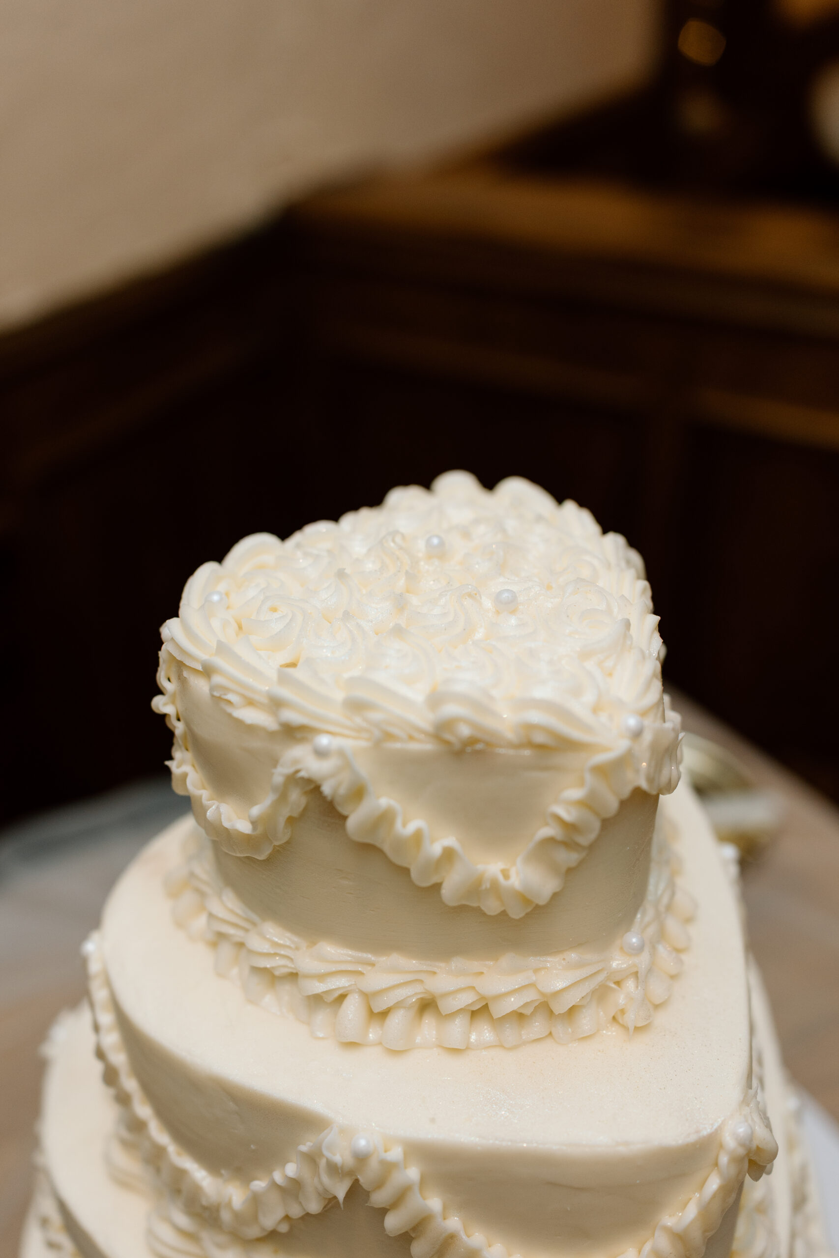 Bride and groom cutting their vintage cake at Hotel Ecklund, Clayon New Mexico. 
