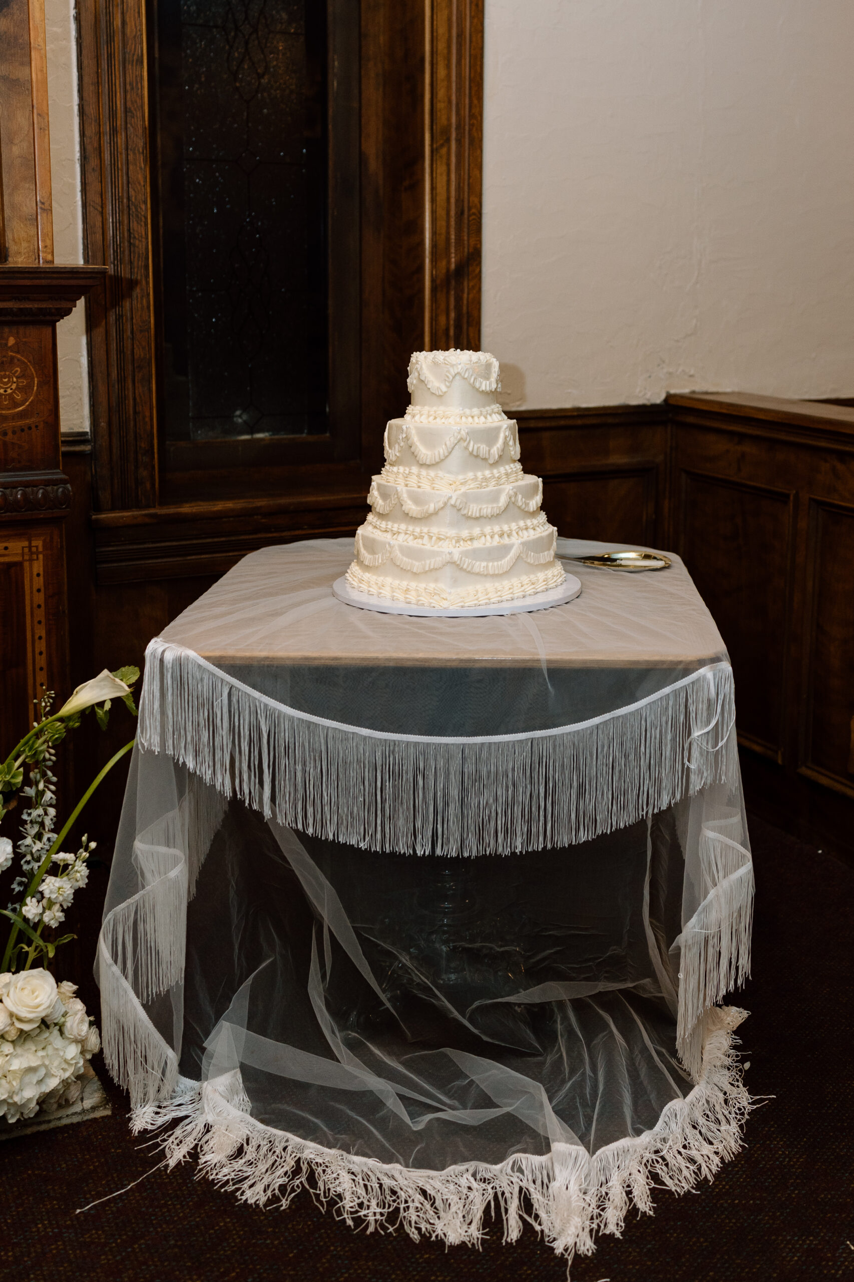Bride and groom cutting their vintage cake at Hotel Ecklund, Clayon New Mexico. 