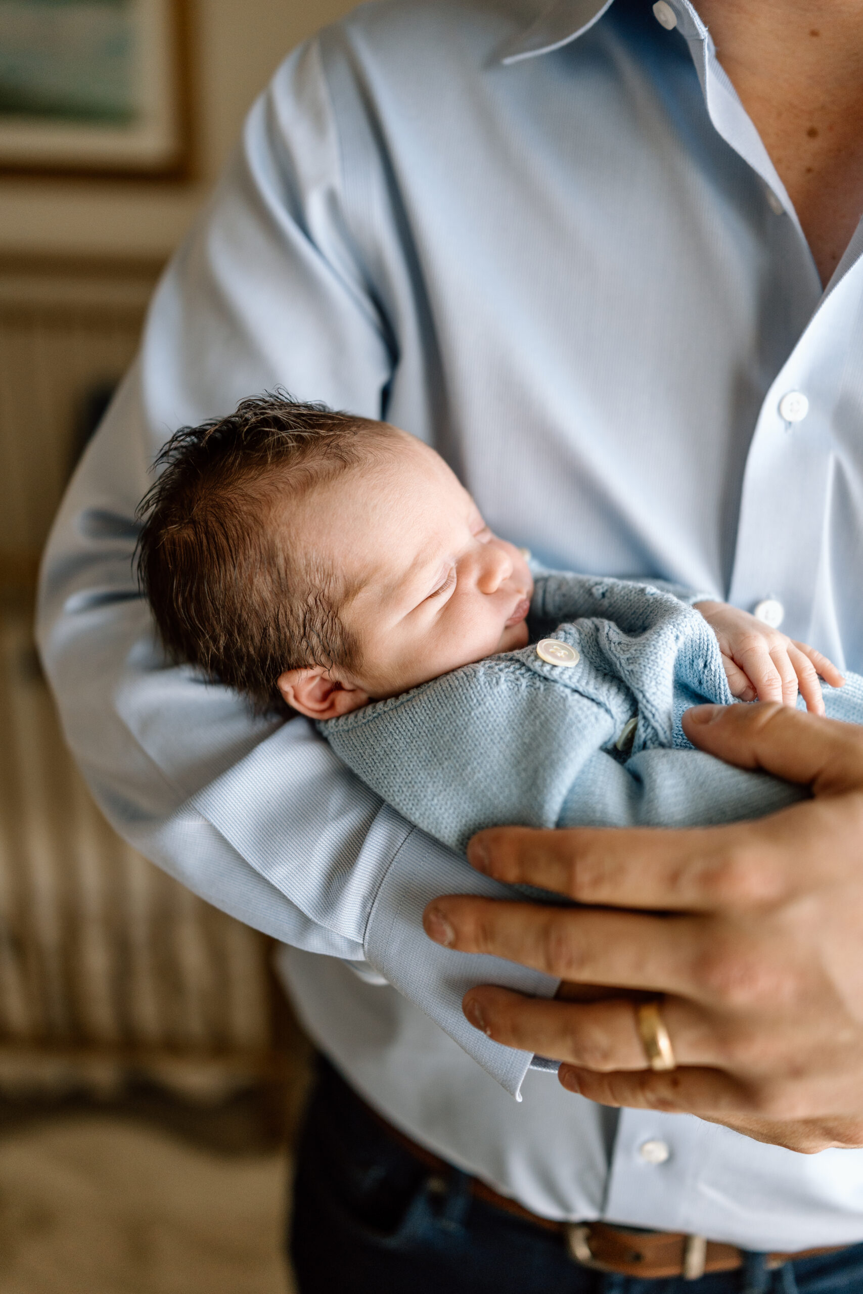 How to use natural window light for family photos, using our lifestyle newborn photography tips in a bedroom