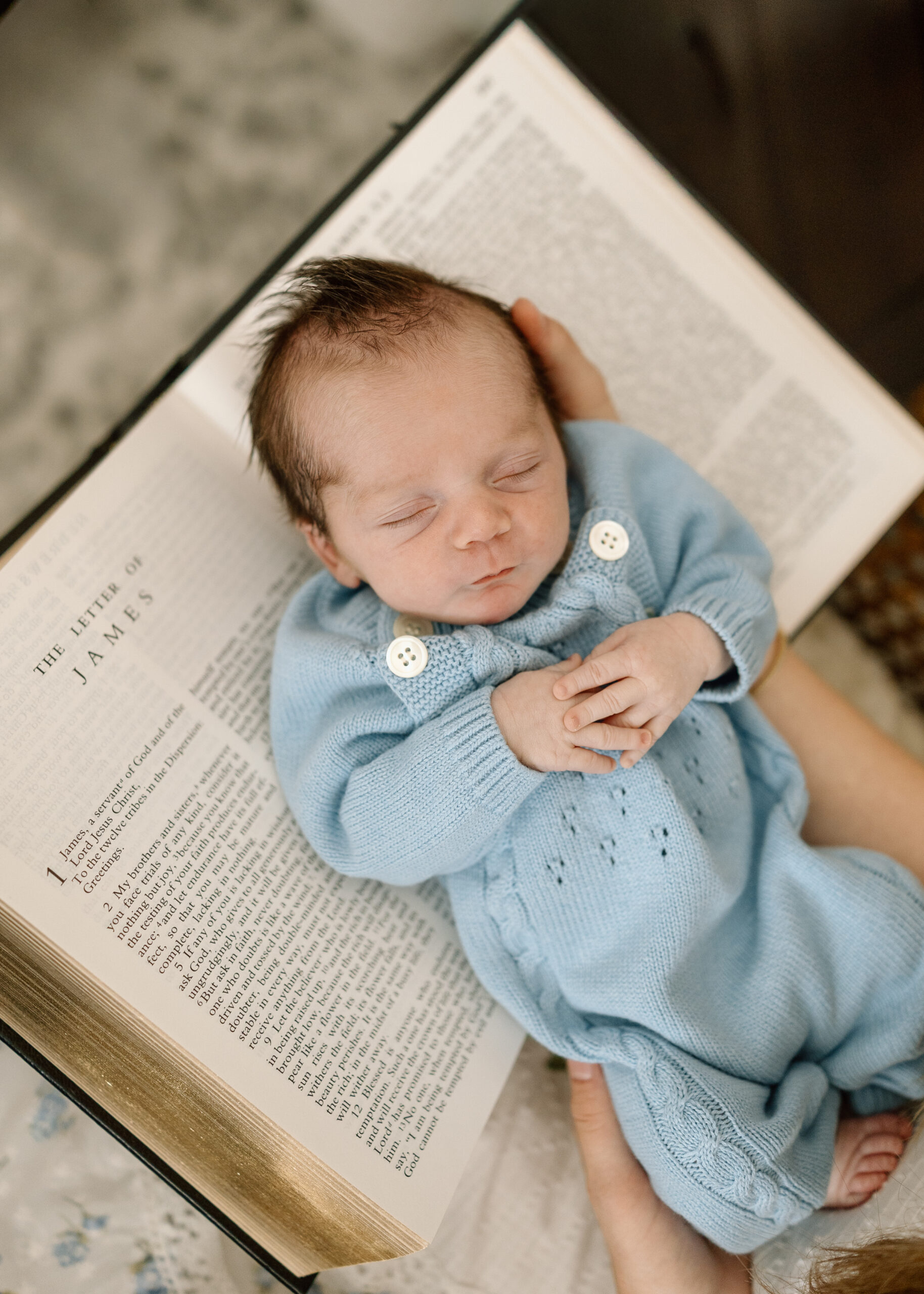 Lifestyle newborn photography tips for using meaningful home props like books and heirlooms